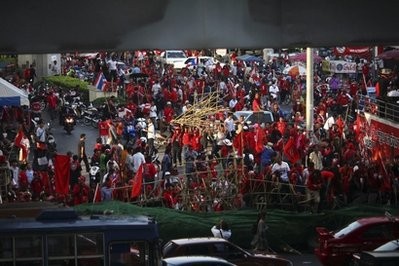 Anti-government protesters guard the entrance to their encampment, Tuesday, April 20, 2010, in Bangkok, Thailand. (AFP Photo) Anti-government protesters guard the entrance to their encampment, Tuesday, April 20, 2010, in Bangkok, Thailand. (AFP Photo)