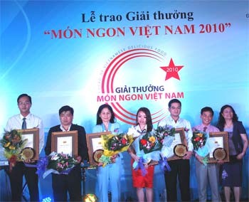 Winners receive certificates at the Mon Ngon Viet Nam (Vietnamese Delicious Food) awards ceremony on April 19 (Photo: Truong Son) Winners receive certificates at the Mon Ngon Viet Nam (Vietnamese Delicious Food) awards ceremony on April 19 (Photo: Truong Son)