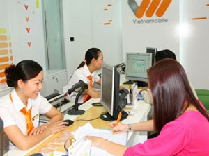 A customer (R) makes registration at a Vietnamobile service shop (File photo: VTC) A customer (R) makes registration at a Vietnamobile service shop (File photo: VTC)