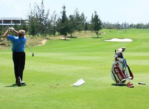 Colin Montgomerie swings at the course bearing his name on April 19, 2010 (Photo: Huong Lan) Colin Montgomerie swings at the course bearing his name on April 19, 2010 (Photo: Huong Lan)