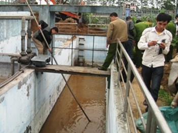 Environment police find underground piles which Tung Kuang Company uses to discharge untreated wastewater into Ghe River in Hai Duong Province in March (Photo: VNA) Environment police find underground piles which Tung Kuang Company uses to discharge untreated wastewater into Ghe River in Hai Duong Province in March (Photo: VNA)