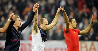 (From L) Bayern Munich's midfielder Bastian Schweinsteiger, Bayern Munich's Dutch striker Arjen Robben and Bayern Munich's Argentinian midfielder Martin Demichelis cheers the crowd after the first leg UEFA Champions League semi-final football match FC Bayern Munich vs Olympique Lyonnais at the Allianz Arena in the southern German city of Munich on April 21, 2010. AFP PHOTO (From L) Bayern Munich's midfielder Bastian Schweinsteiger, Bayern Munich's Dutch striker Arjen Robben and Bayern Munich's Argentinian midfielder Martin Demichelis cheers the crowd after the first leg UEFA Champions League semi-final football match FC Bayern Munich vs Olympique Lyonnais at the Allianz Arena in the southern German city of Munich on April 21, 2010. AFP PHOTO