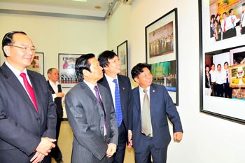 SGGP’s editor in chief Tran The Tuyen (R) and leaders enjoy the photo exhibition in Hanoi. SGGP’s editor in chief Tran The Tuyen (R) and leaders enjoy the photo exhibition in Hanoi.