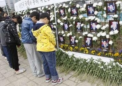 Elementary school students pay their respects in front of portraits of the deceased sailors from the sunken South Korean naval vessel Cheonan during a memorial event at the National Assembly in Seoul Elementary school students pay their respects in front of portraits of the deceased sailors from the sunken South Korean naval vessel Cheonan during a memorial event at the National Assembly in Seoul