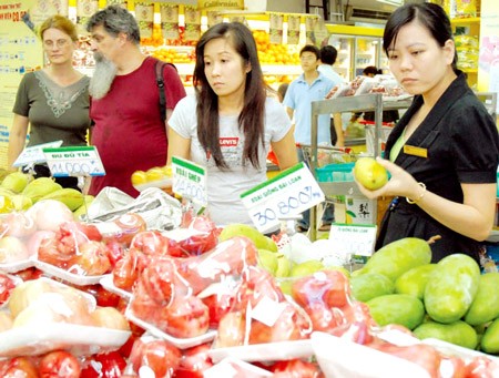 Shoppers at a Co.op Mart supermarket on Cong Quynh Street, HCMC. The city’s January-April CPI is up 4.02 percent as the local government tries to stabilize market prices and restrain inflation at seven 7 percent. (Photo: SGGP) Shoppers at a Co.op Mart supermarket on Cong Quynh Street, HCMC. The city’s January-April CPI is up 4.02 percent as the local government tries to stabilize market prices and restrain inflation at seven 7 percent. (Photo: SGGP)