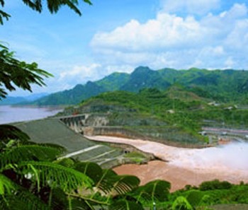 Hoa Binh, one of the largest hydropower plants in northern Vietnam, is not operating at maximum capacity due to a water shortage (Photo: Lao Dong) Hoa Binh, one of the largest hydropower plants in northern Vietnam, is not operating at maximum capacity due to a water shortage (Photo: Lao Dong)