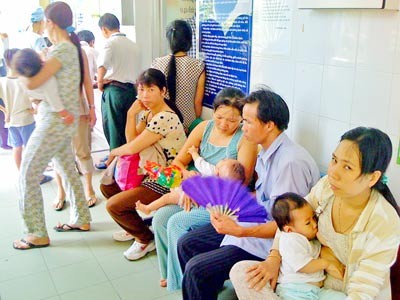 Parents and their babies wait for turns to see doctors at the Pediatrics Hospital No.1 ( Photo: SGGP) Parents and their babies wait for turns to see doctors at the Pediatrics Hospital No.1 ( Photo: SGGP)