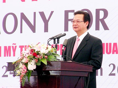 Prime Minister Nguyen Tan Dung delivers a speech at the bridge opening ceremony (Photo: SGGP) Prime Minister Nguyen Tan Dung delivers a speech at the bridge opening ceremony (Photo: SGGP)