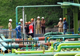 Government officials of environmental departement visit PT. Pertamina Geothermal Energy in Kamojang on April 22, 2010. AFP photo Government officials of environmental departement visit PT. Pertamina Geothermal Energy in Kamojang on April 22, 2010. AFP photo