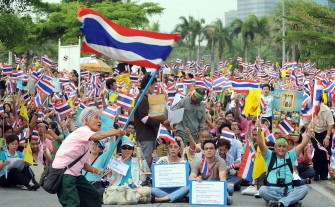 Pro-government supporters wave national flags during a demonstration to counter anti-government "Red Shirt" protests in Bangkok on April 24, 2010. AFP photo Pro-government supporters wave national flags during a demonstration to counter anti-government "Red Shirt" protests in Bangkok on April 24, 2010. AFP photo