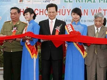 Prime Minister Nguyen Tan Dung (C) cuts the ribbon to start the Vietnam Seafood Festival 2010 in Can Tho City on April 24 (Photo: VNA) Prime Minister Nguyen Tan Dung (C) cuts the ribbon to start the Vietnam Seafood Festival 2010 in Can Tho City on April 24 (Photo: VNA)