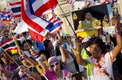 Pro-government supporters hold up a portrait of Thailand's revered King Bumibol Adulyadej as others wave Thai national flags during a rally at the Victory Monument in Bangkok April 25, 2010. Pro-government supporters hold up a portrait of Thailand's revered King Bumibol Adulyadej as others wave Thai national flags during a rally at the Victory Monument in Bangkok April 25, 2010.