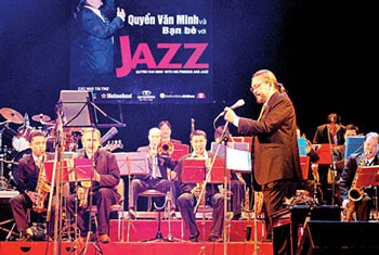 Saxophonist Quyen Van Minh (R) performs in a concert titled "Sensational Jazz" in HCM City. Saxophonist Quyen Van Minh (R) performs in a concert titled "Sensational Jazz" in HCM City.