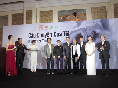 Don Lam (1, R) and actors on the stage before the auction ( Photo: Ngoc Anh) Don Lam (1, R) and actors on the stage before the auction ( Photo: Ngoc Anh)