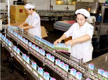 Workers at Vinamilk, Vietnam’s largest dairy producer, which has been keeping its prices stable recently. The HCMC government says it will launch a plan to stabilize the prices of essential goods next month. (Photo: SGGP) Workers at Vinamilk, Vietnam’s largest dairy producer, which has been keeping its prices stable recently. The HCMC government says it will launch a plan to stabilize the prices of essential goods next month. (Photo: SGGP)