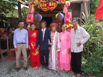 The wedding of a 14 year old groom and a 17 year old bride in Long An Province in March this year (Photo: Giadinh.net.vn) The wedding of a 14 year old groom and a 17 year old bride in Long An Province in March this year (Photo: Giadinh.net.vn)