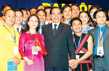 Party General Secretary Nong Duc Manh (black suit) poses with delegates at the sixth National Congress of the Vietnam Youth Federation in Hanoi April 27 Party General Secretary Nong Duc Manh (black suit) poses with delegates at the sixth National Congress of the Vietnam Youth Federation in Hanoi April 27