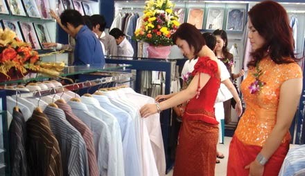 Viet Tien shop in Phnom Penh, Cambodia. Viet Tien Garmant Company is one of Vietnam's most popular makers of shirts and men's attire (Photo: Tuoi Tre) Viet Tien shop in Phnom Penh, Cambodia. Viet Tien Garmant Company is one of Vietnam's most popular makers of shirts and men's attire (Photo: Tuoi Tre)