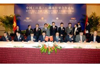 The signing ceremony of cooperation agreements between East China's Jiangsu Province and Vietnam at the China-Vietnam economic cooperation forum in Nanjing City on April 27. (Photo: VOV) The signing ceremony of cooperation agreements between East China's Jiangsu Province and Vietnam at the China-Vietnam economic cooperation forum in Nanjing City on April 27. (Photo: VOV)