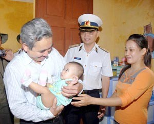 Deputy chairman of the HCMC People’s Committee Nguyen Trung Tin holds baby Bui Hoang Nha Ky, the youngest resident on Sinh Ton Island, during a recent visit trip to the Truong Sa (Spratly) archipelago. (Photo: SGGP) Deputy chairman of the HCMC People’s Committee Nguyen Trung Tin holds baby Bui Hoang Nha Ky, the youngest resident on Sinh Ton Island, during a recent visit trip to the Truong Sa (Spratly) archipelago. (Photo: SGGP)