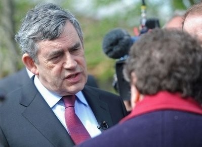 British Prime Minister Gordon Brown (L) speaks with Gillian Duffy during a campaign visit to Rochdale, north-west England. (AFP photo) British Prime Minister Gordon Brown (L) speaks with Gillian Duffy during a campaign visit to Rochdale, north-west England. (AFP photo)