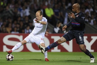 Bayern Munich's Dutch striker Arjen Robben and Olympique Lyonnais' French defender Jean-Alain Boumsong (R) during the second leg of the UEFA Champions League semi-final football match Olympique Lyonnais vs Bayern Munich at the stade Gerland in Lyon, on April 27, 2010. Bayern Munich won 0-3. AFP PHOTO Bayern Munich's Dutch striker Arjen Robben and Olympique Lyonnais' French defender Jean-Alain Boumsong (R) during the second leg of the UEFA Champions League semi-final football match Olympique Lyonnais vs Bayern Munich at the stade Gerland in Lyon, on April 27, 2010. Bayern Munich won 0-3. AFP PHOTO