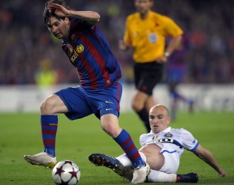 Barcelona's Argentinian forward Lionel Messi (L) vies with Inter Milan's Dutch midfielder Wesley Sneijder (R) during the UEFA Champions League semi-final second leg football match Barcelona vs Inter Milan on April 28, 2010. AFP PHOTO Barcelona's Argentinian forward Lionel Messi (L) vies with Inter Milan's Dutch midfielder Wesley Sneijder (R) during the UEFA Champions League semi-final second leg football match Barcelona vs Inter Milan on April 28, 2010. AFP PHOTO