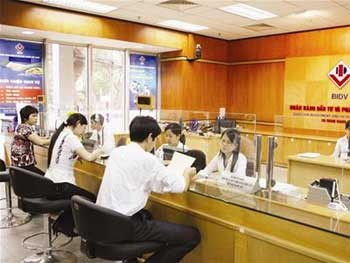 Deals at the Bank for Investment and Development of Vietnam (BIDV). All State-owned commercial banks agree to lower their lending rates to 13 percent for loans in VND from May 1. (Photo: Thanh Nien) Deals at the Bank for Investment and Development of Vietnam (BIDV). All State-owned commercial banks agree to lower their lending rates to 13 percent for loans in VND from May 1. (Photo: Thanh Nien)