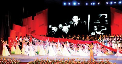 A dancing and singing performance titled Dau chan phia truoc (Footprints ahead) in a concert at Hoa Binh Theater on April 28. A dancing and singing performance titled Dau chan phia truoc (Footprints ahead) in a concert at Hoa Binh Theater on April 28.