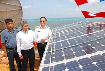 HCMC officials inspect a solar panel system on Truong Sa Lon island. (Photo: SGGP) HCMC officials inspect a solar panel system on Truong Sa Lon island. (Photo: SGGP)
