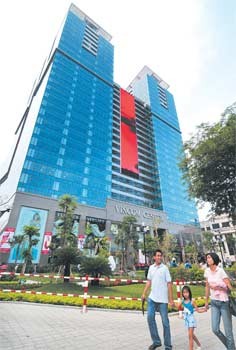 The Vincom Center Shopping Mall, at 70-72 Ly Tu Trong Street, District 1, HCM City (Photo: SGGP) The Vincom Center Shopping Mall, at 70-72 Ly Tu Trong Street, District 1, HCM City (Photo: SGGP)