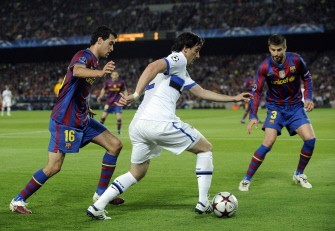 Barcelona's defender Gerard Pique (R) and Barcelona's midfielder Sergio Busquets (L) vie with Inter Milan's forward Alberto Milito Diego (C) during the UEFA Champions League semi-final second leg football match Barcelona vs Inter Milan on April 28, 2010. AFP PHOTO Barcelona's defender Gerard Pique (R) and Barcelona's midfielder Sergio Busquets (L) vie with Inter Milan's forward Alberto Milito Diego (C) during the UEFA Champions League semi-final second leg football match Barcelona vs Inter Milan on April 28, 2010. AFP PHOTO