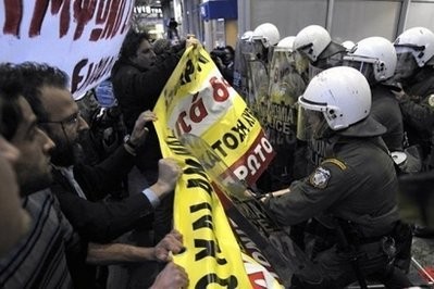 Riot policemen and demonstrators clash close to the finance ministry in Athens. (AFP photo) Riot policemen and demonstrators clash close to the finance ministry in Athens. (AFP photo)