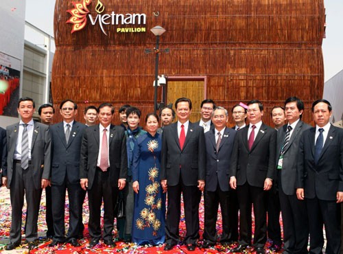 Vietnamese Prime Minister Nguyen Tan Dung (C) poses for picture at the Vietnam Pavilion at the Shanghai Expo (Photo: Voice of Vietnam) Vietnamese Prime Minister Nguyen Tan Dung (C) poses for picture at the Vietnam Pavilion at the Shanghai Expo (Photo: Voice of Vietnam)