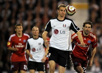 Fulham's defender Brede Hangeland (2nd R) runs after the ball pursued by Hamburg's striker Ruud van Nistelrooy (R) during their UEFA Europa League, semi-final 2nd leg football match at Craven Cottage in London on April 29, 2010. AFP PHOTO Fulham's defender Brede Hangeland (2nd R) runs after the ball pursued by Hamburg's striker Ruud van Nistelrooy (R) during their UEFA Europa League, semi-final 2nd leg football match at Craven Cottage in London on April 29, 2010. AFP PHOTO