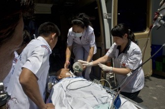 Thai medics load a patient into an ambulance to be transferred from Chulalongkorn Hospital to a diferent one in Bangkok on April 30, 2010. AFP photo Thai medics load a patient into an ambulance to be transferred from Chulalongkorn Hospital to a diferent one in Bangkok on April 30, 2010. AFP photo