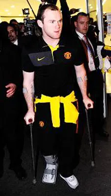 Rooney rời sân Bayern trên đôi nạng. Rooney rời sân Bayern trên đôi nạng.