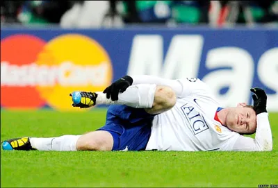 Rooney chấn thương trên sân Bayern - Khổ còn hơn đau