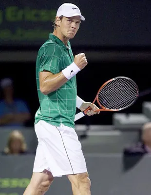 Tomas Berdych vui mừng khi “gửi” Federer đến hàng ghế khán giả. Tomas Berdych vui mừng khi “gửi” Federer đến hàng ghế khán giả.
