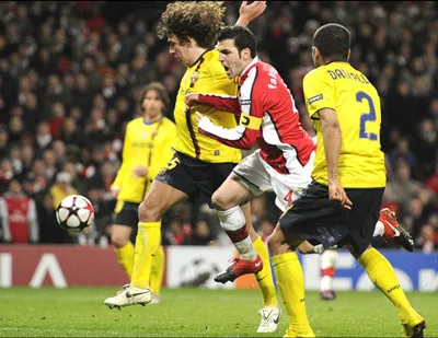 Tình huống trung vệ Carlos Puyol phạm lỗi với Fabregas (áo đỏ) trong vòng cấm. Tình huống trung vệ Carlos Puyol phạm lỗi với Fabregas (áo đỏ) trong vòng cấm.