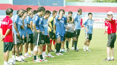 Trước 2 trận đấu sớm vòng 7 V-League 2010 (ngày 2-4): Soán ngôi đầu?