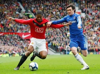 Thắng Man.United 2 - 1, Chelsea trở lại ngôi đầu