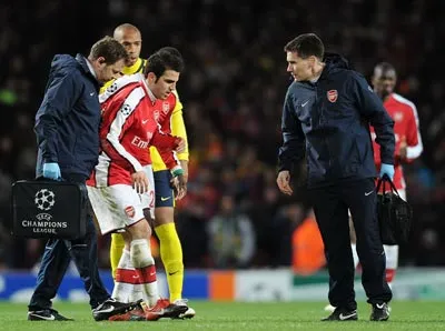 Fabregas đi không nổi sau khi sút 11m. Fabregas đi không nổi sau khi sút 11m.