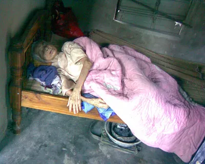 Cụ Trót mong có tiền mua thuốc