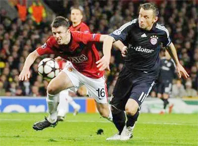 Michael Carrick (số 16, Man.United) cố gắng ngăn cản pha đi bóng của tiền đạo Ivica Olic. Michael Carrick (số 16, Man.United) cố gắng ngăn cản pha đi bóng của tiền đạo Ivica Olic.