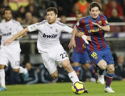 Messi (10, Barca) mở tốc độ cố vượt qua Alonso (Real) trong trận lượt đi. Messi (10, Barca) mở tốc độ cố vượt qua Alonso (Real) trong trận lượt đi.