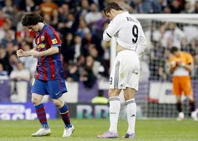 Hình ảnh trái ngược giữa Lionel Messi (trái) và Cristiano Ronaldo của Real Madrid. Hình ảnh trái ngược giữa Lionel Messi (trái) và Cristiano Ronaldo của Real Madrid.