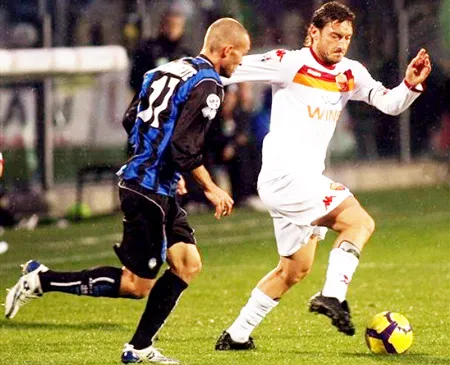 Đội trưởng Francesco Totti (phải, Roma) đi bóng trước tiền vệ của Atalanta. Đội trưởng Francesco Totti (phải, Roma) đi bóng trước tiền vệ của Atalanta.