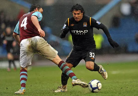 Tiền đạo Carlos Tevez (bên phải, Man.City) trong trận thắng lớn trên sân Burnley ở vòng đấu trước. Tiền đạo Carlos Tevez (bên phải, Man.City) trong trận thắng lớn trên sân Burnley ở vòng đấu trước.