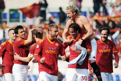 SERIE A: ROMA SOÁN NGÔI ĐẦU BẢNG